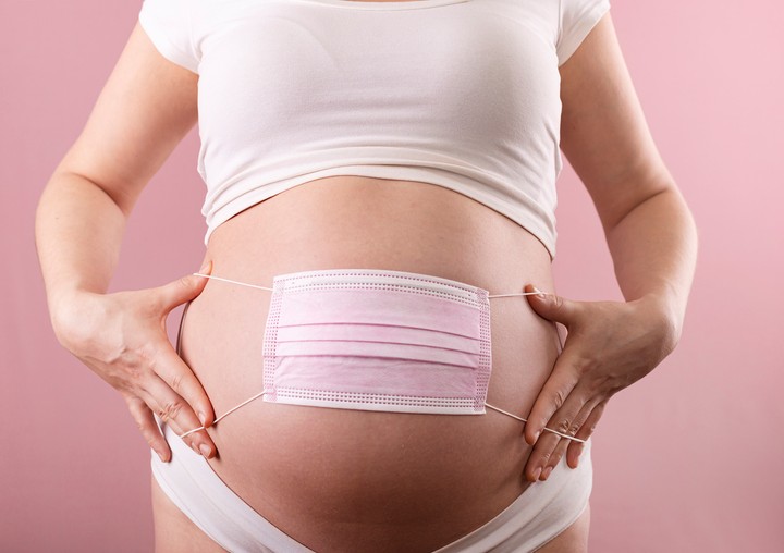 Tehotná žena s rúškom